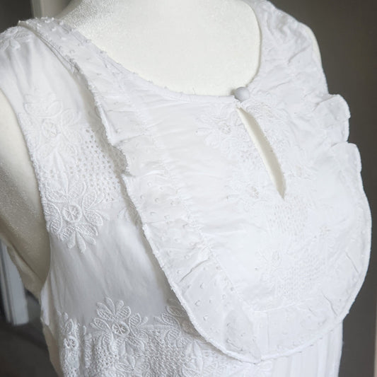 Vineyard Vines White Eyelet Cotton Shift Dress Women’s Size 4 Ruffled Bib Scalloped Hem