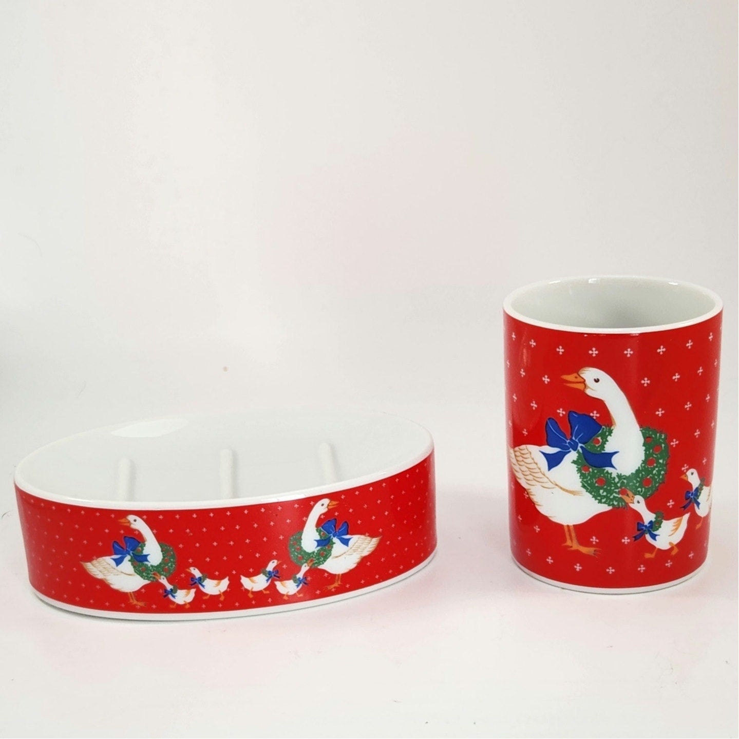 1980s Christmas Goose Bath Set – Soap Dish & Tumbler in Original Box – Red Holiday Goose with Wreath & Blue Bow