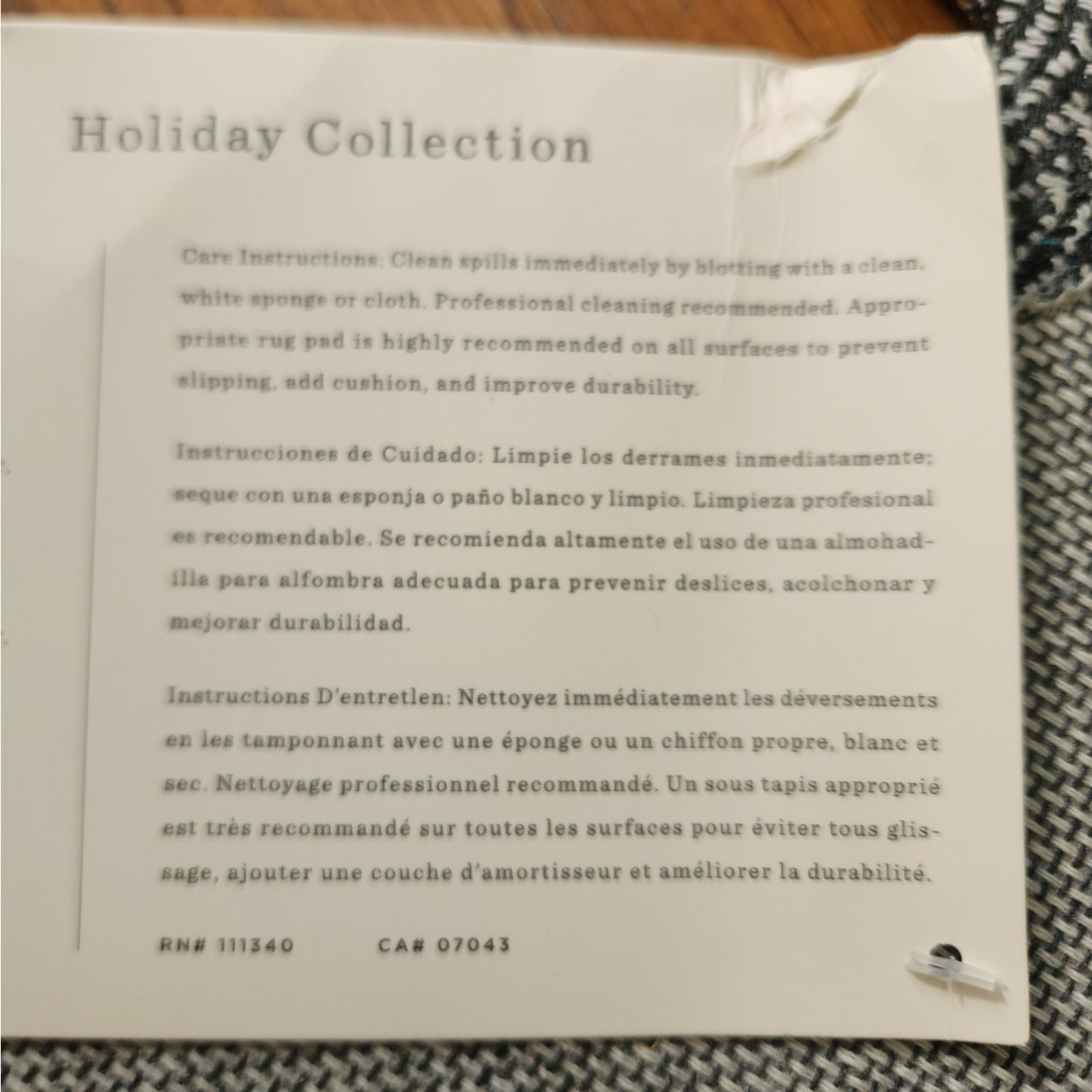 Red Snowflake Hooked Accent Rug | 30” Round | Holiday Collection | NWT