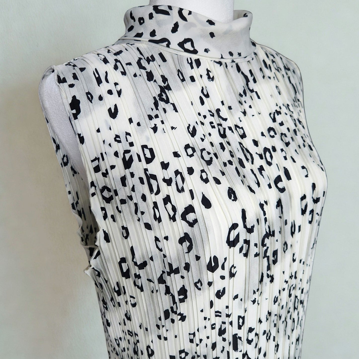 1980s Leopard Print Blouse | Sleeveless Pleated Ivory Black Top | Women's S