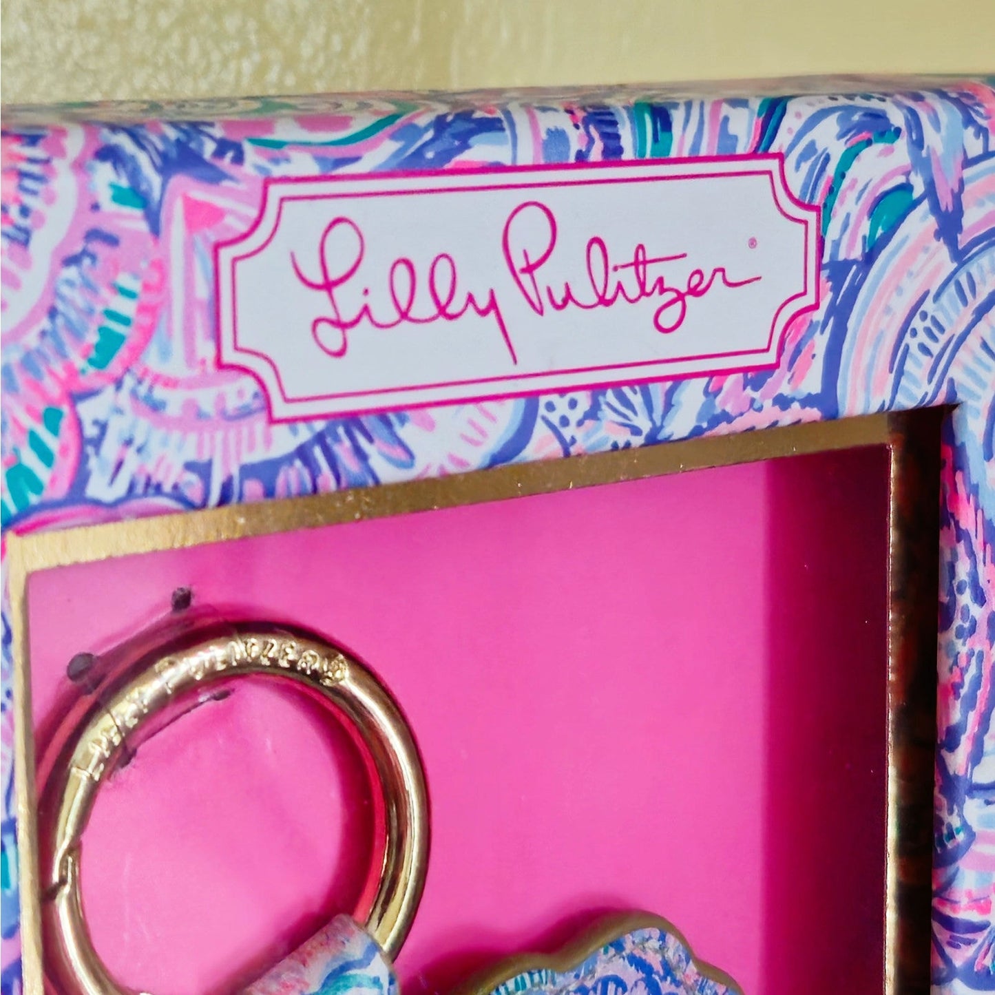 Lilly Pulitzer AirTag GPS Holder Keychain NIB | Happy As A Clam Pink Purple