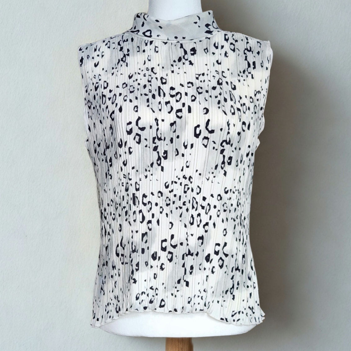 1980s Leopard Print Blouse | Sleeveless Pleated Ivory Black Top | Women's S