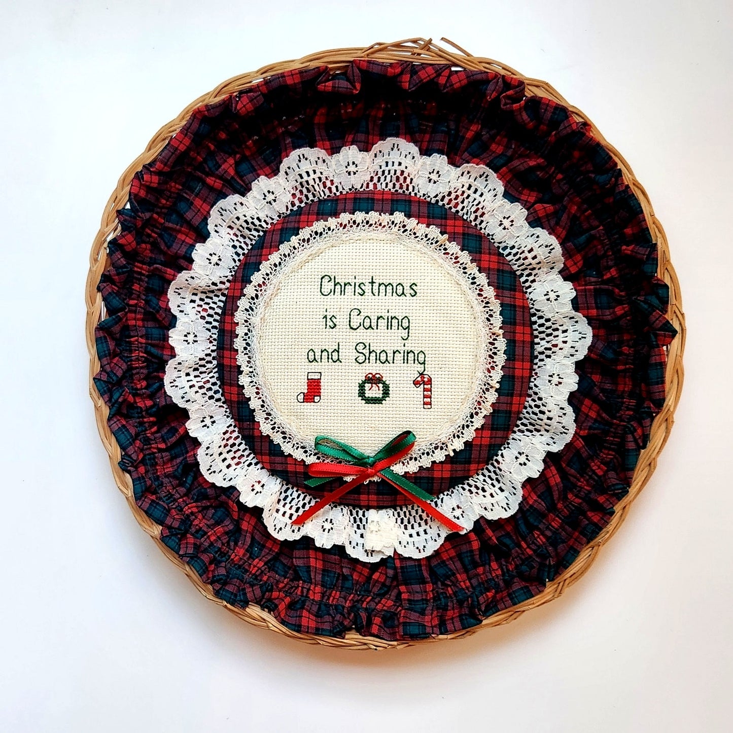 🎁 Vintage 1987 Christmas Cross Stitch Wall Basket – “Christmas is Caring and Sharing” – B. Bartusek Simple Country Pleasures