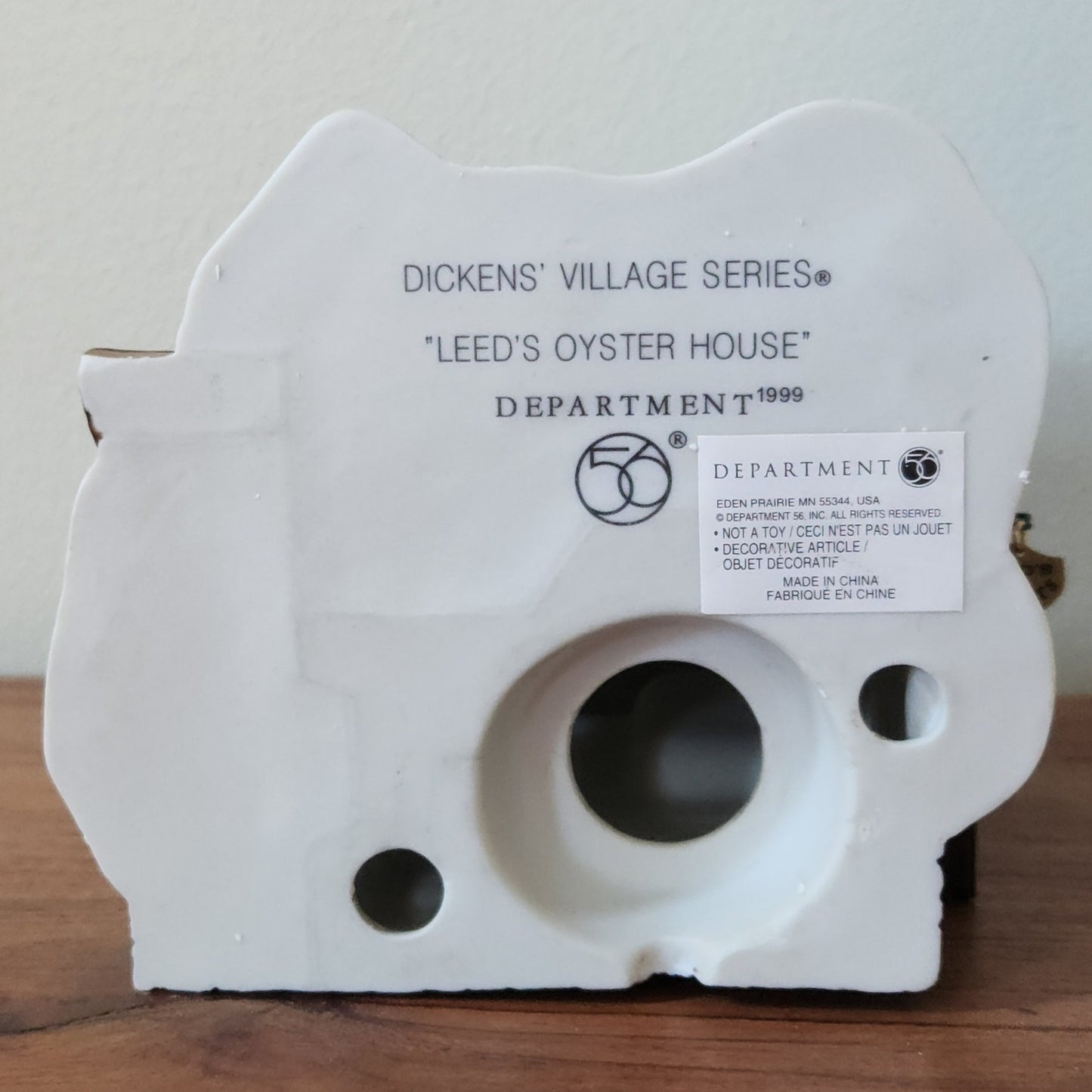 Leed’s Oyster House – Dickens’ Village – Department 56 (1999) - New in Box!