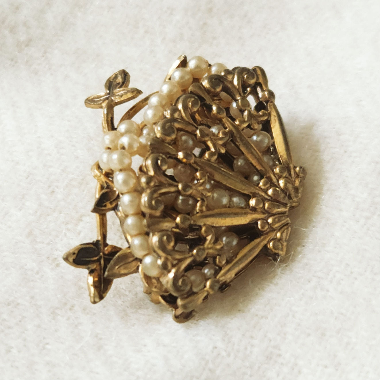 Mid-Century Gold Tone Fan Brooch with Faux Pearls – Ornate Filigree Design