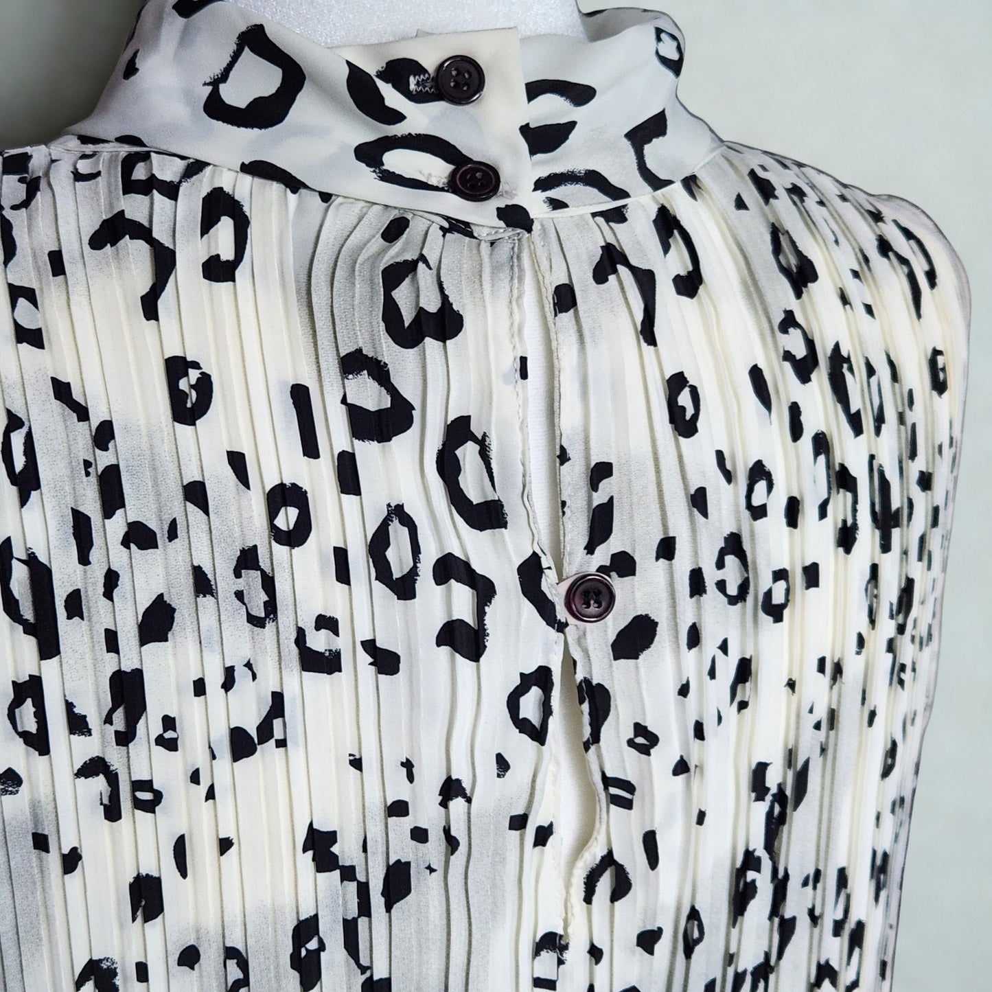 1980s Leopard Print Blouse | Sleeveless Pleated Ivory Black Top | Women's S