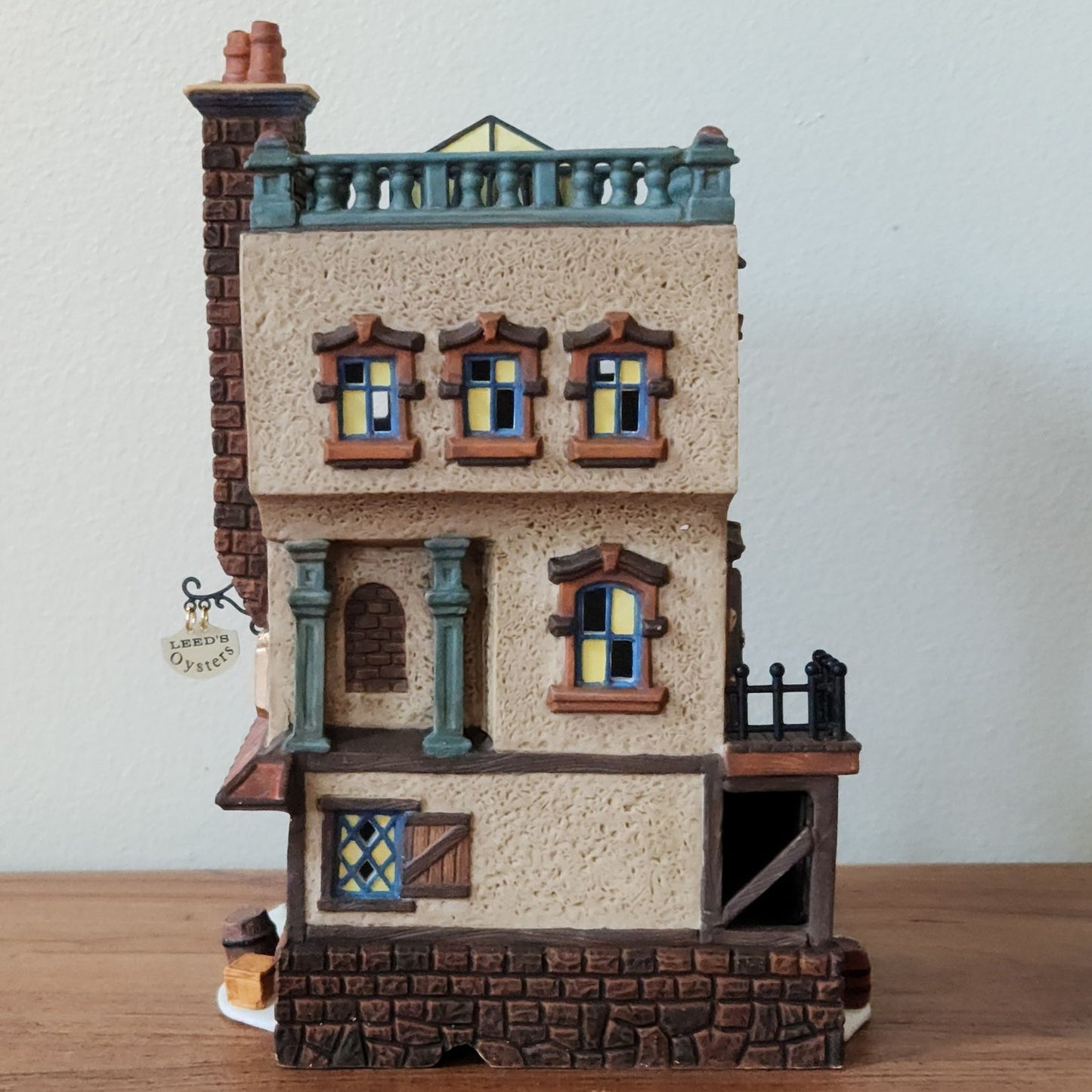 Leed’s Oyster House – Dickens’ Village – Department 56 (1999) - New in Box!