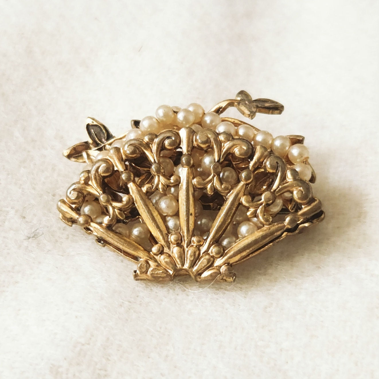 Mid-Century Gold Tone Fan Brooch with Faux Pearls – Ornate Filigree Design
