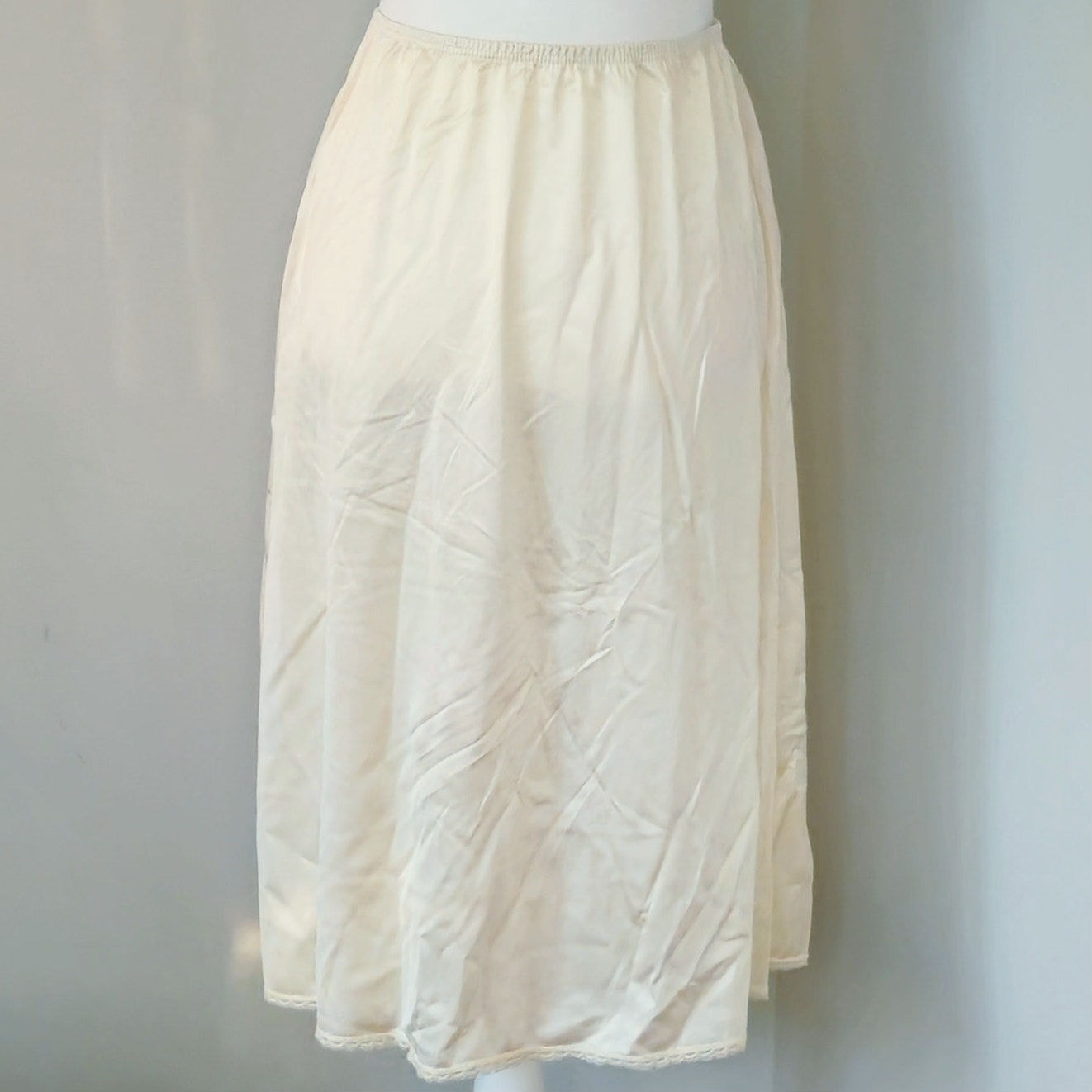 Vintage Vanity Fair Half Slip | Ivory Nylon | Mid-Century 1960s/70s | Women's M