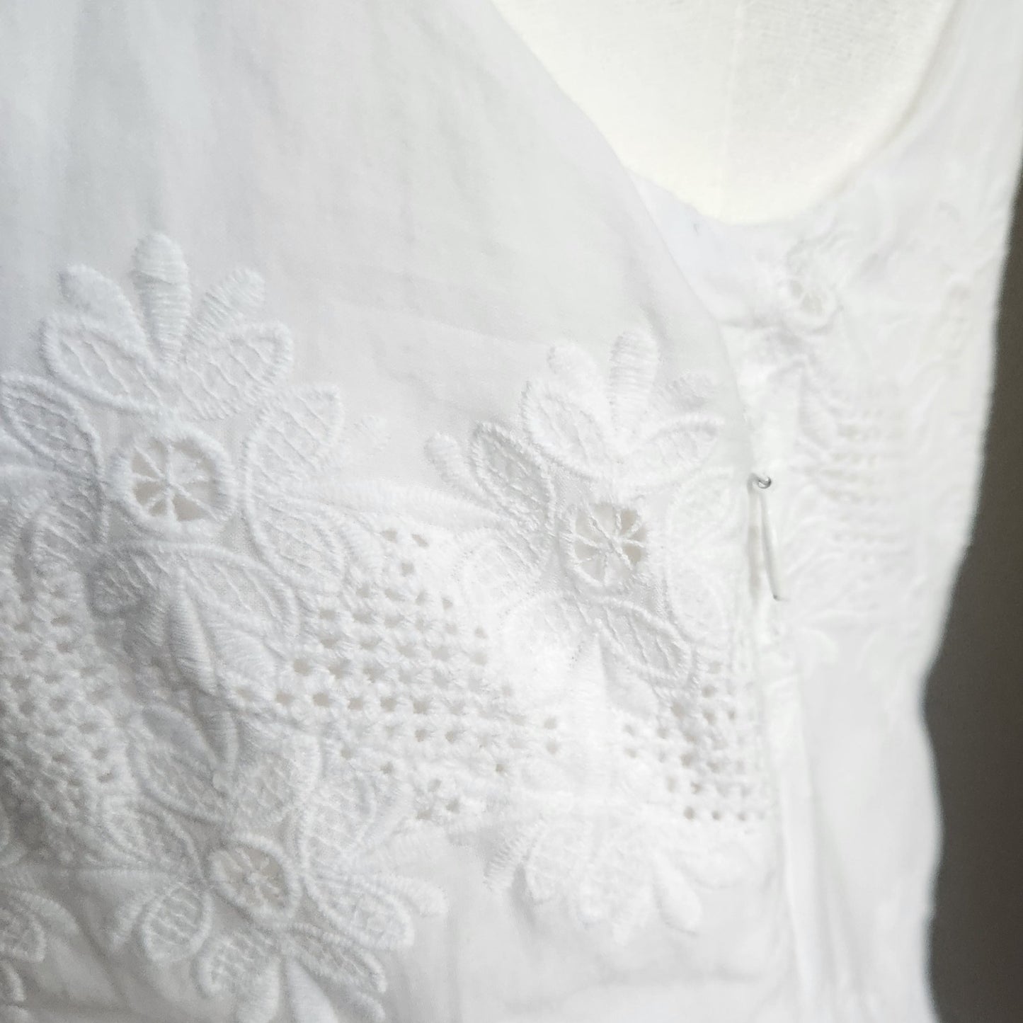 Vineyard Vines White Eyelet Cotton Shift Dress Women’s Size 4 Ruffled Bib Scalloped Hem