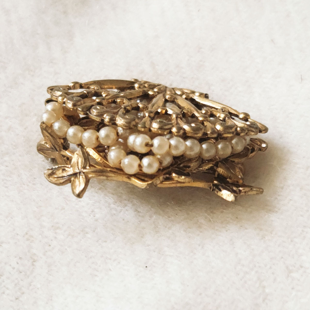 Mid-Century Gold Tone Fan Brooch with Faux Pearls – Ornate Filigree Design