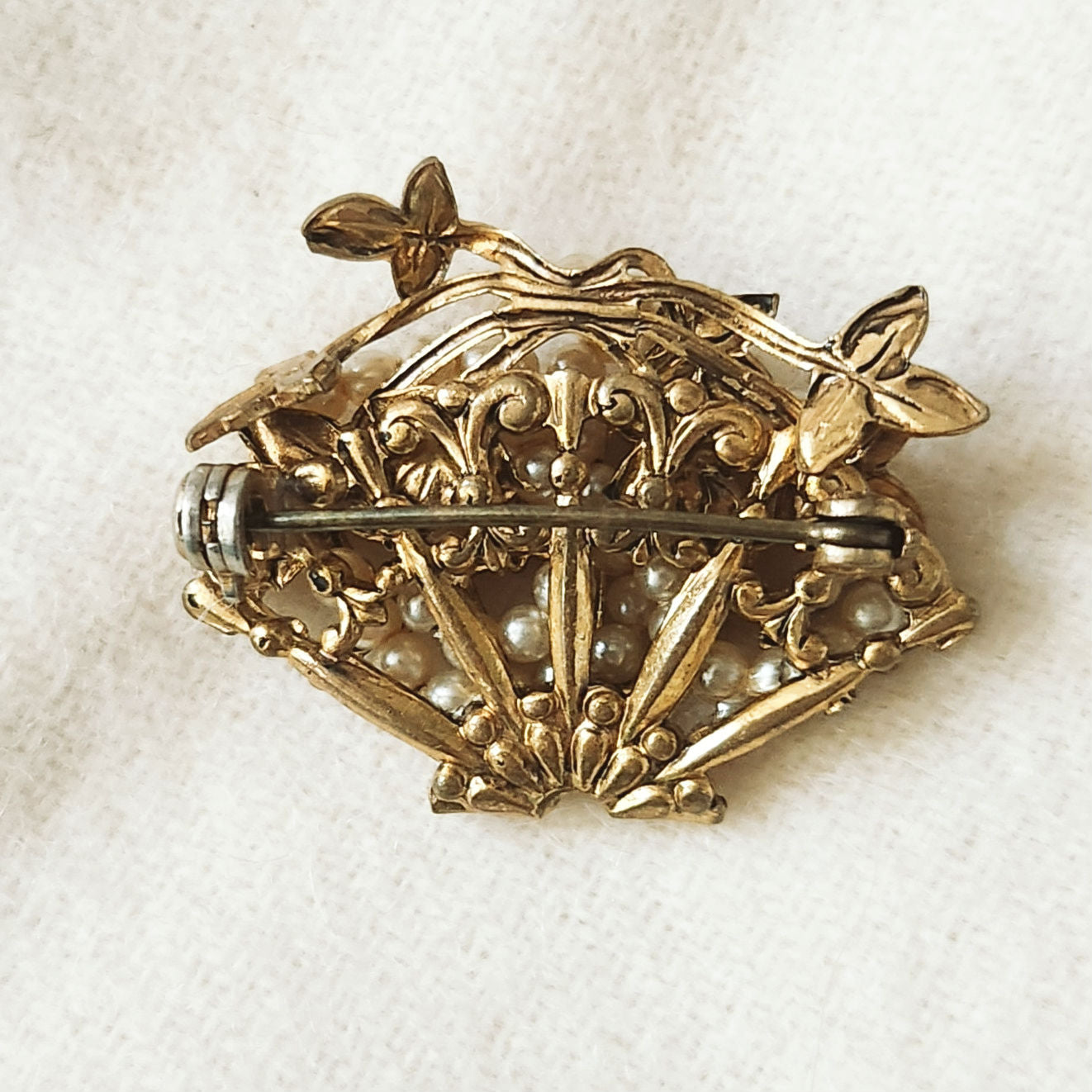 Mid-Century Gold Tone Fan Brooch with Faux Pearls – Ornate Filigree Design