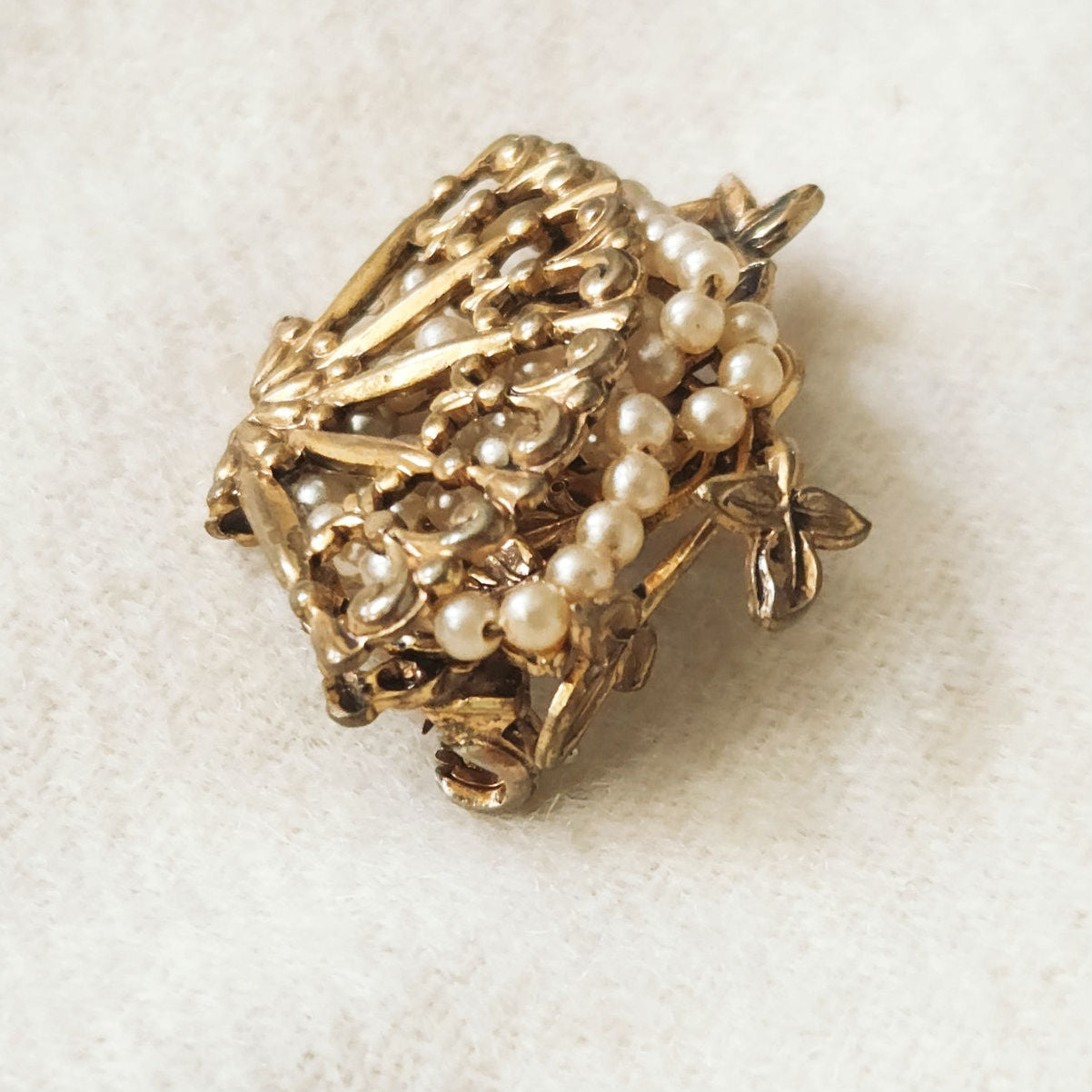 Mid-Century Gold Tone Fan Brooch with Faux Pearls – Ornate Filigree Design