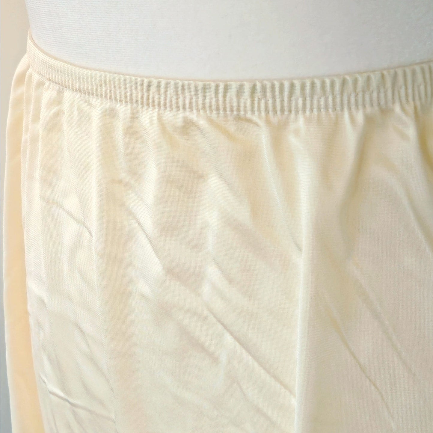 Vintage Vanity Fair Half Slip | Ivory Nylon | Mid-Century 1960s/70s | Women's M