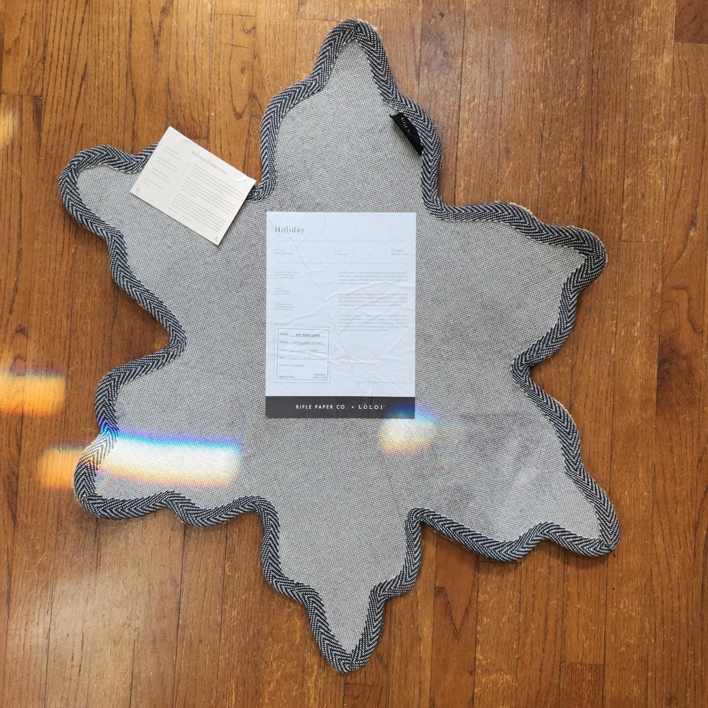 Red Snowflake Hooked Accent Rug | 30” Round | Holiday Collection | NWT