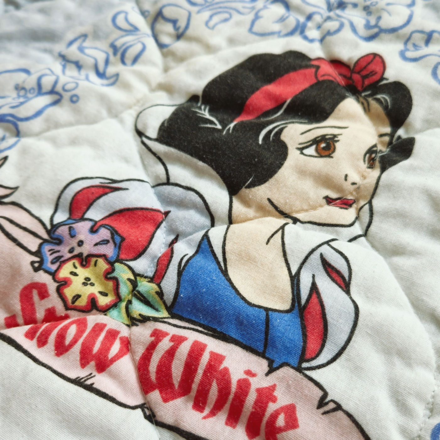 Vintage Dundee Disney Snow White Crib Quilt & Sheet Set (1980s, USA)