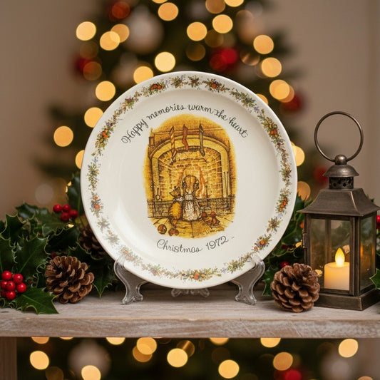 Vintage 1972 Holly Hobbie Christmas Plate – American Greetings Collectible Decorative Plate “Happy Memories Warm the Heart” – Cat Cottagecore Home Décor 10”