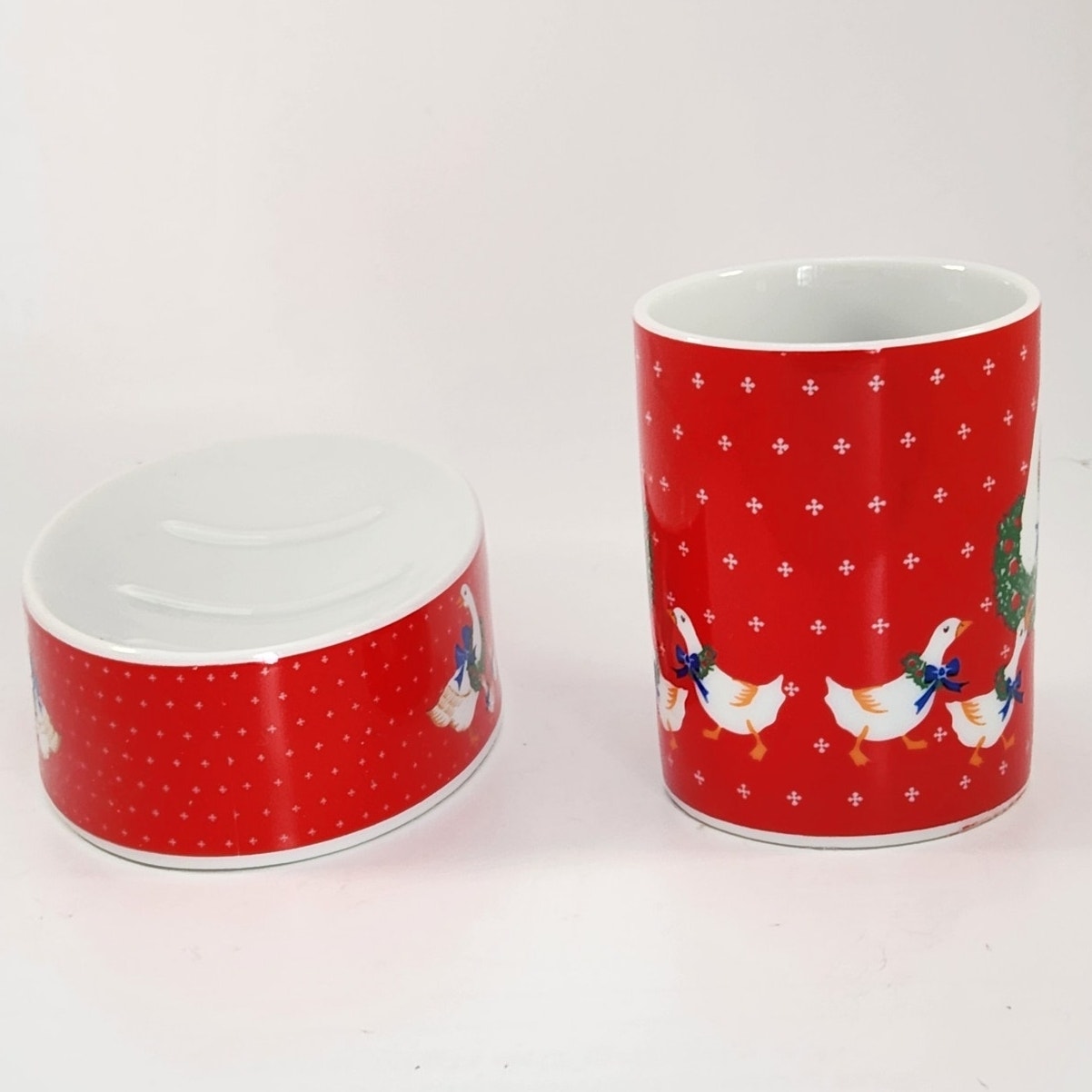 1980s Christmas Goose Bath Set – Soap Dish & Tumbler in Original Box – Red Holiday Goose with Wreath & Blue Bow