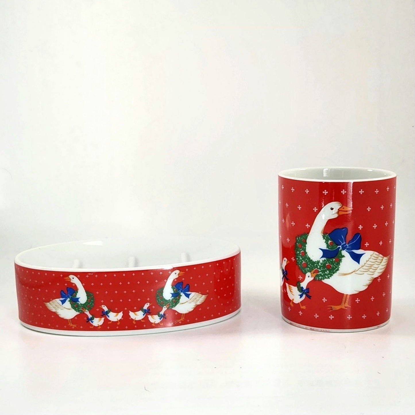 1980s Christmas Goose Bath Set – Soap Dish & Tumbler in Original Box – Red Holiday Goose with Wreath & Blue Bow