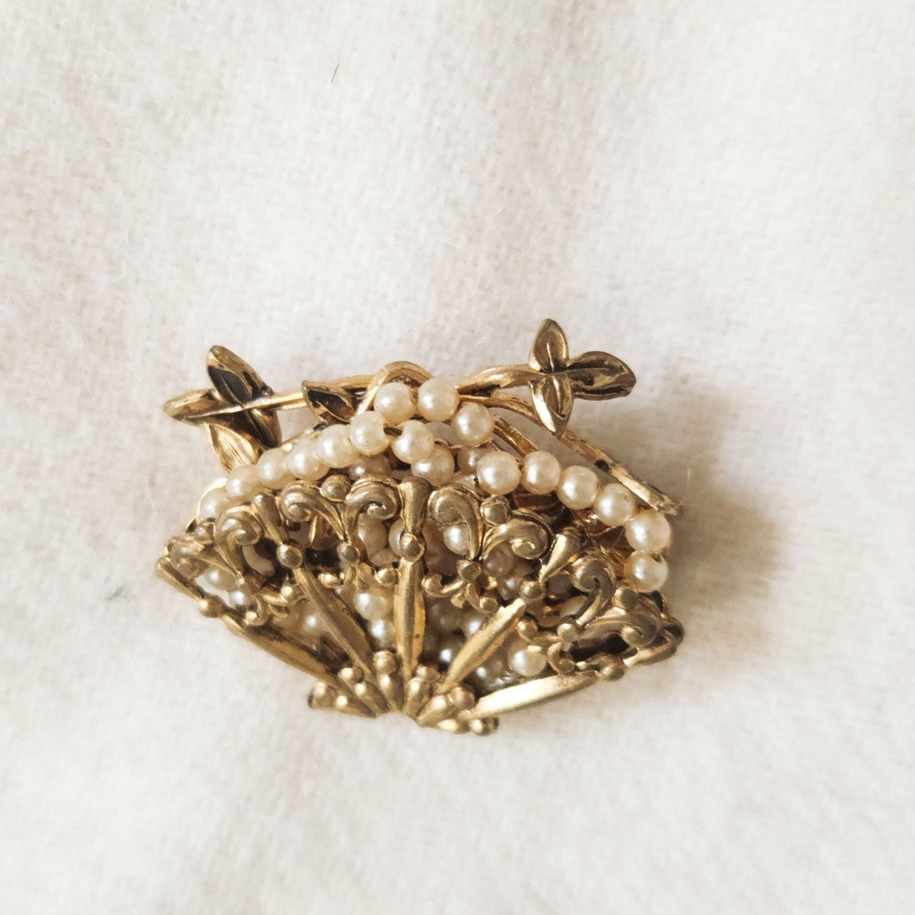 Mid-Century Gold Tone Fan Brooch with Faux Pearls – Ornate Filigree Design