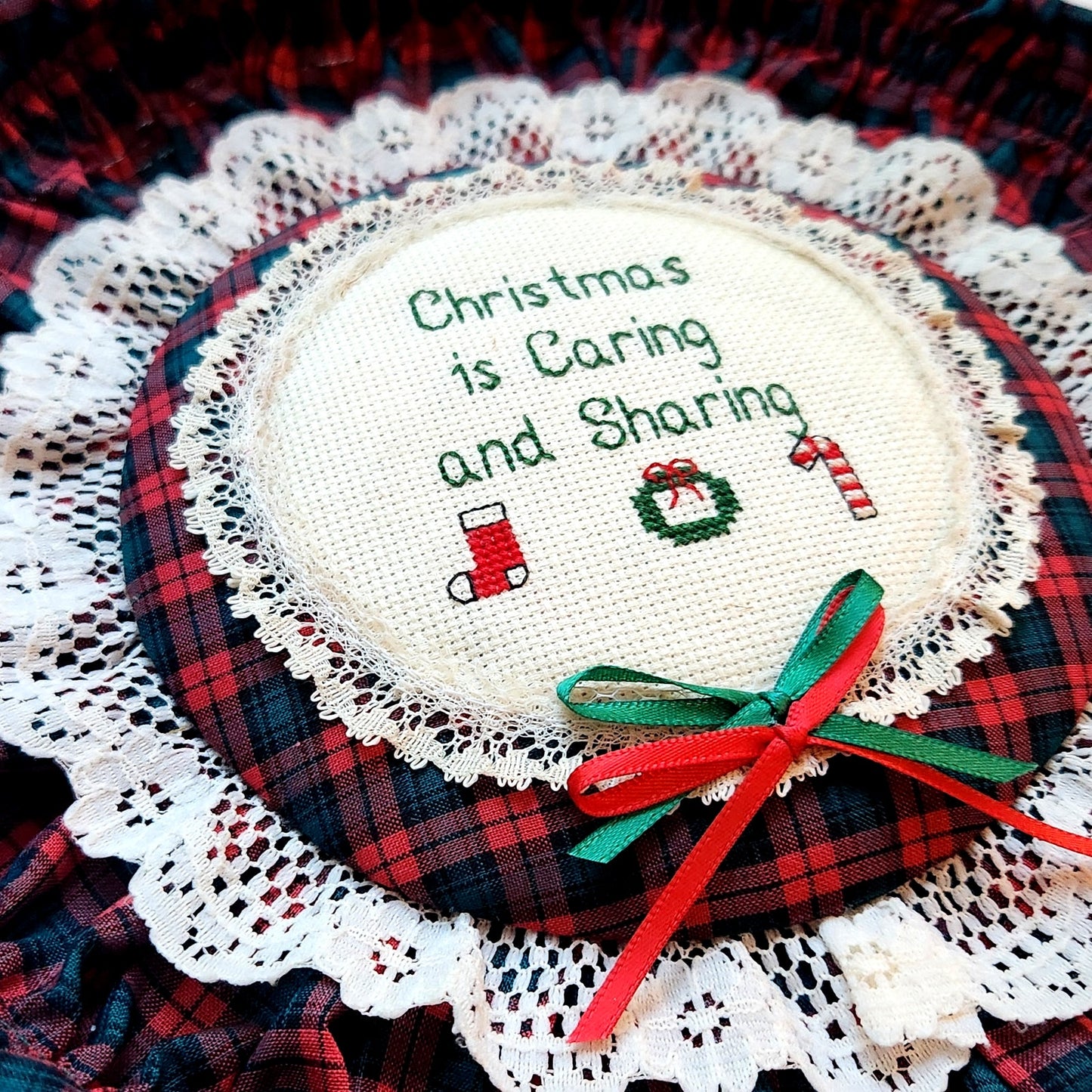 🎁 Vintage 1987 Christmas Cross Stitch Wall Basket – “Christmas is Caring and Sharing” – B. Bartusek Simple Country Pleasures