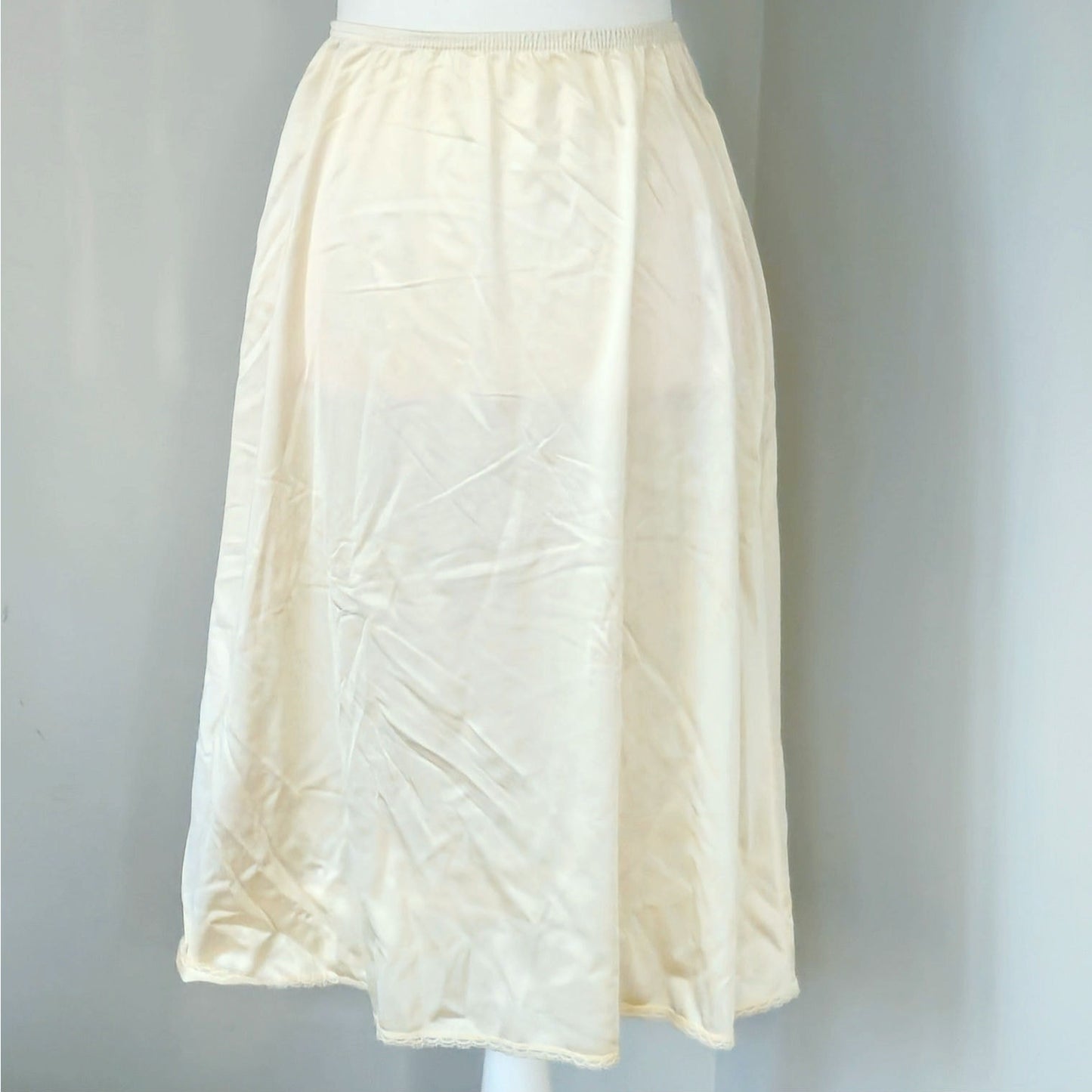 Vintage Vanity Fair Half Slip | Ivory Nylon | Mid-Century 1960s/70s | Women's M